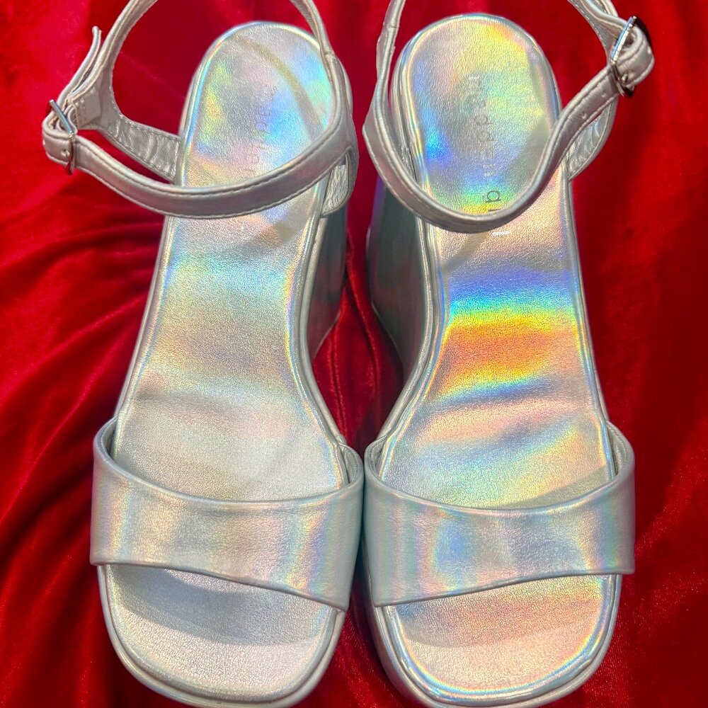 MADDEN GIRL SILHOUETTE SCULPTED SILVER HOLLOGRAM PLATFORM WEDGE SANDALS NWOT